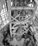 55622 Afbeelding van het terugplaatsen van de klokken van het carillon in de gerestaureerde klokkenstoel van de ...